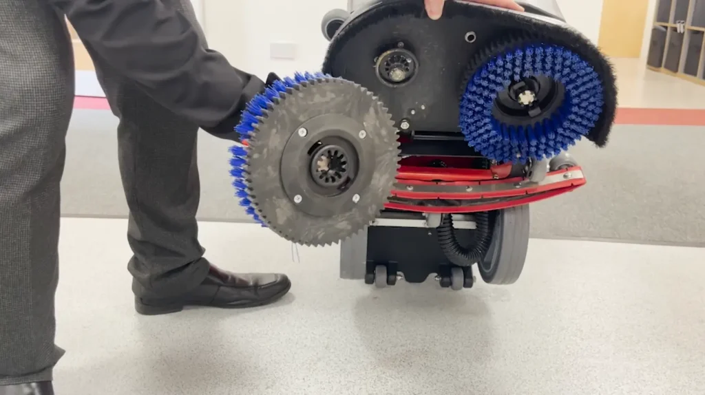 Scrubber dryer remove brushes